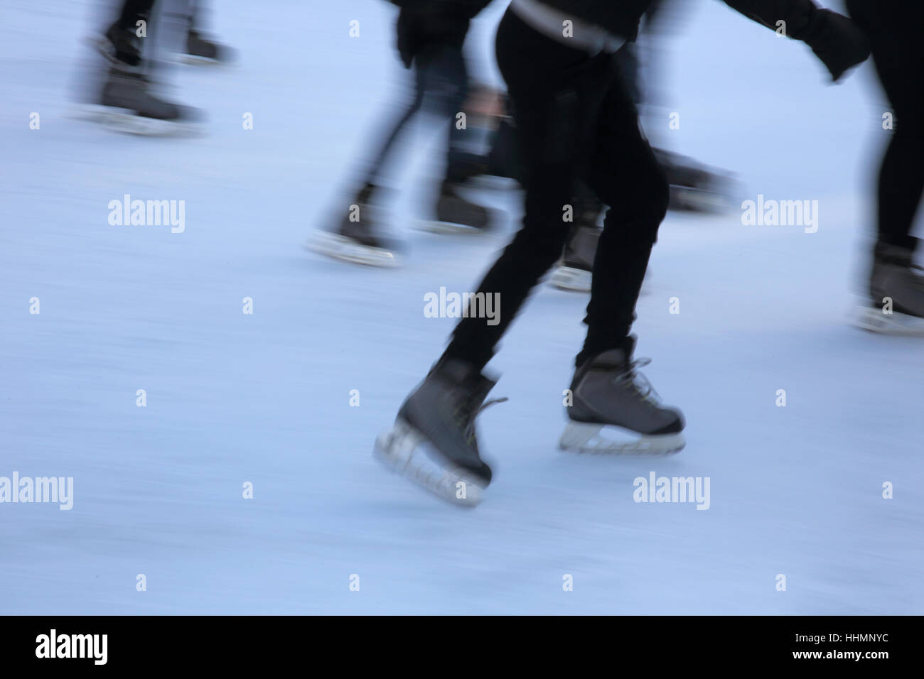 Die Skater auf der Eisbahn im Somerset House London Stockfoto