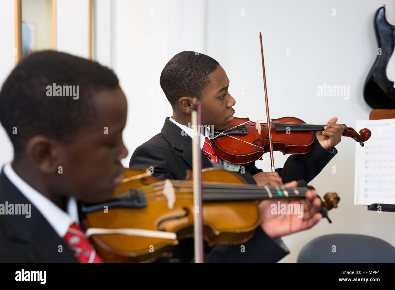 Musikunterricht an der University of Birmingham School. Jedes Kind lernt Geige spielen. Stockfoto