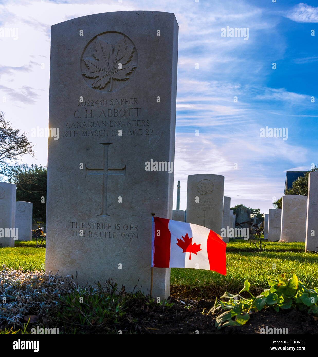 Seaford Friedhof, Seaford, Ostsussex, Vereinigtes Königreich. Die Gräber der tapferen kanadischen und alliierte Soldaten liegen nebeneinander. Stockfoto