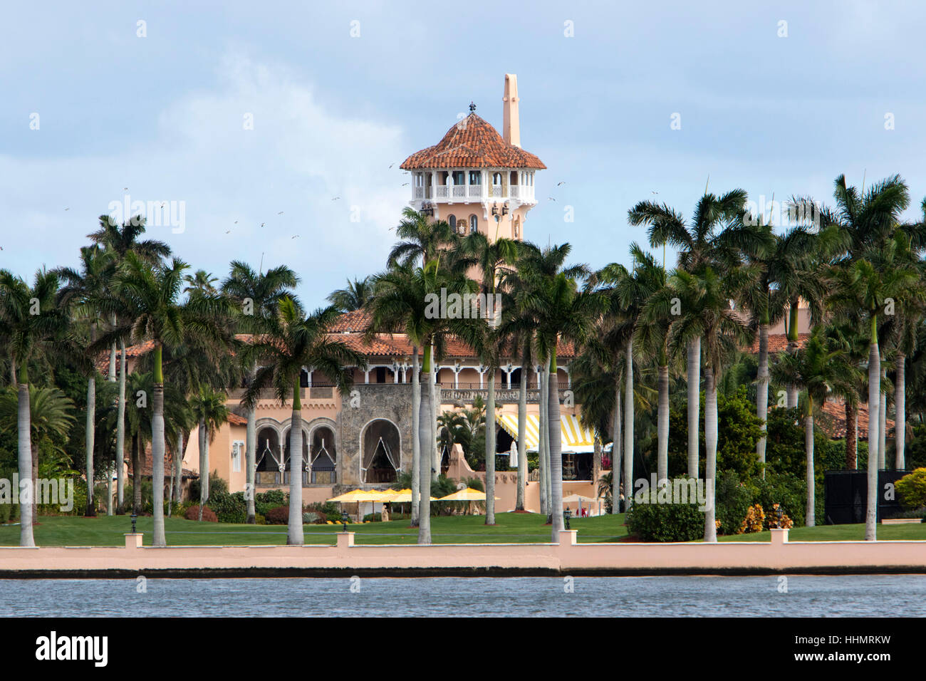 Fischer an der Atlantic Intracoastal Waterway hinter Präsident Donald Trump Florida White House, Mar-a-Lago in der exklusiven Palm Beach. Der Mann Stockfoto