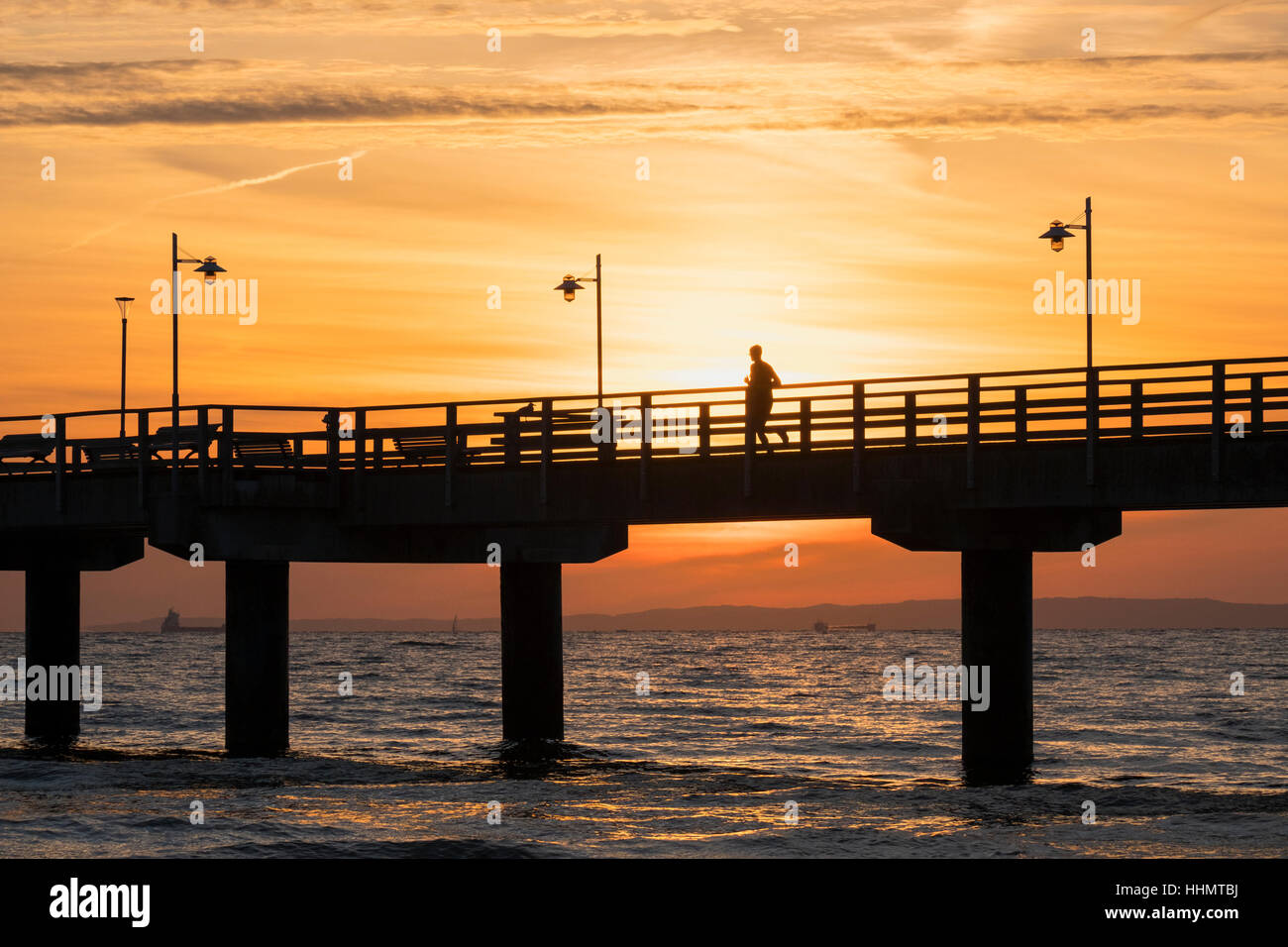 Bansin Pier bei Sonnenaufgang, Usedom, Mecklenburg-Western Pomerania, Deutschland Stockfoto