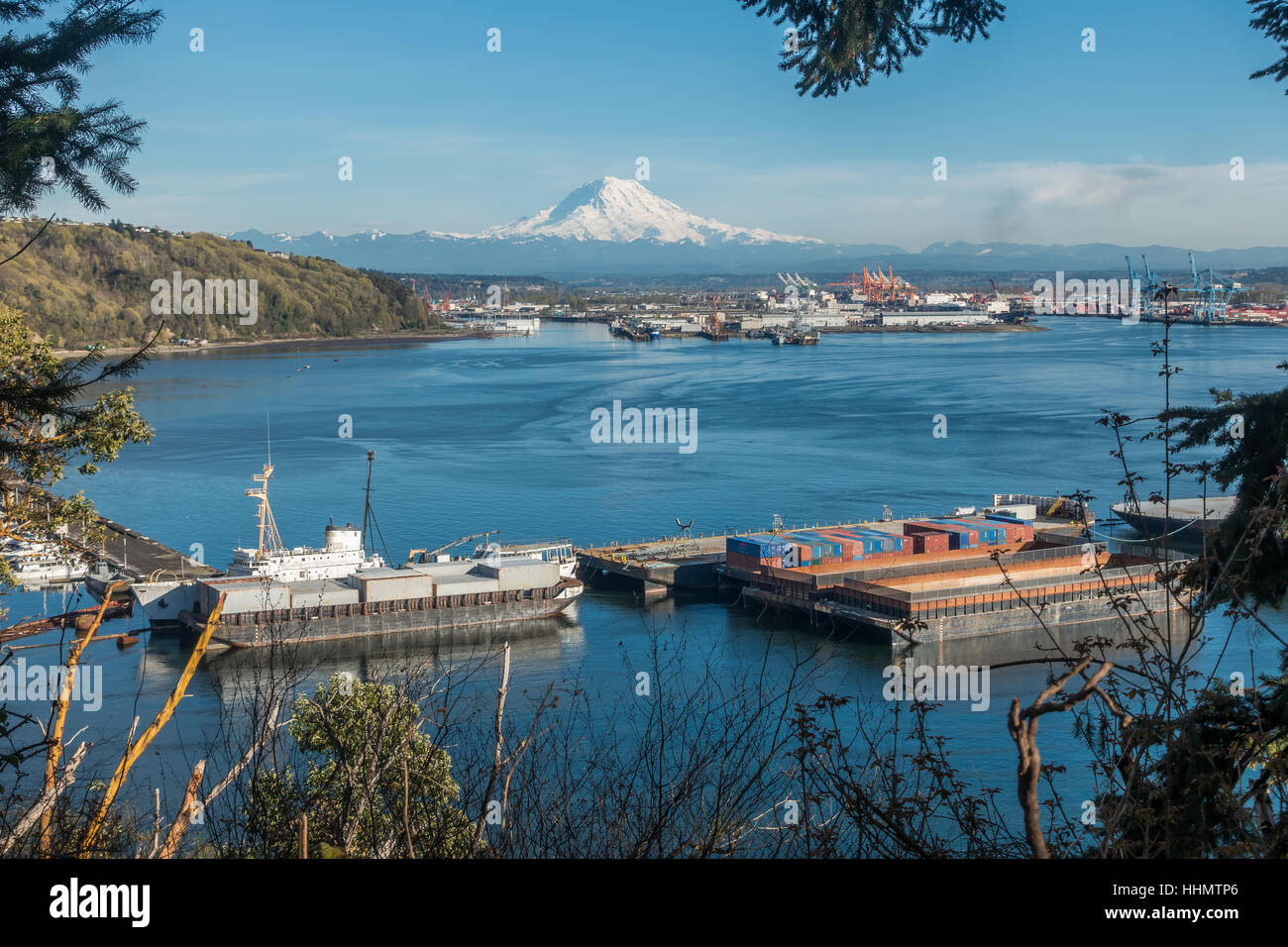 Majestätischen Mount Rainier erhebt sich über dem Port of Tacoma. Stockfoto