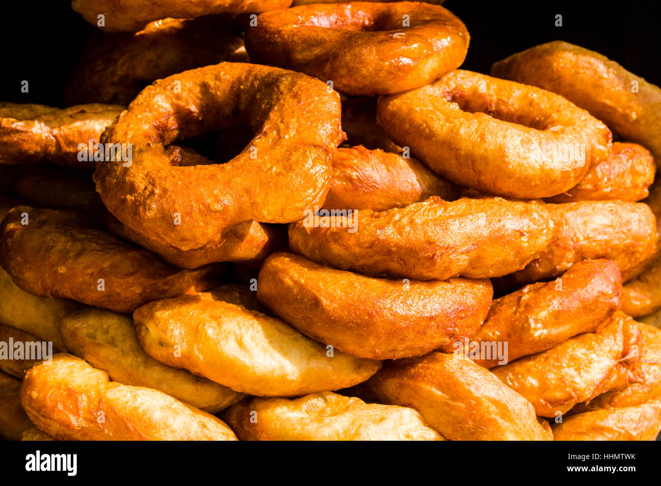 Viele frische Krapfen werden übereinander gestapelt zu verkaufen, Bandipur, Tanahun Bezirk, Nepal Stockfoto