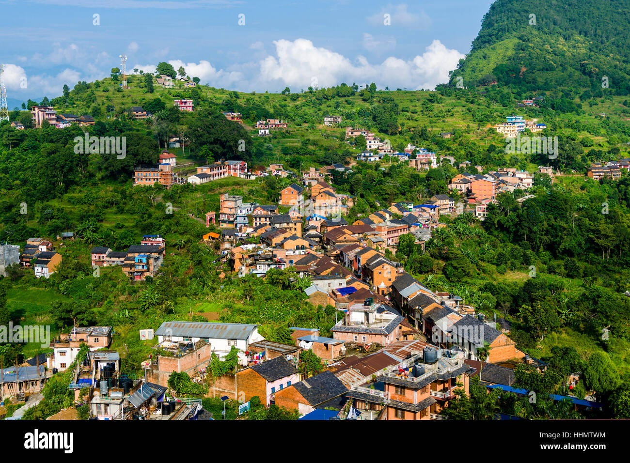 Luftaufnahme auf die Häuser der Stadt, verteilt auf einem Hügel, Bandipur, Tanahun Bezirk, Nepal Stockfoto