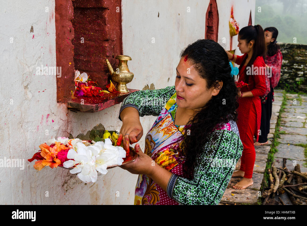 Frau bietet Prasad, die Statuen der Götter auf hinduistischen Festival Darsain, Tempel Dorf Devi Mandir Stockfoto