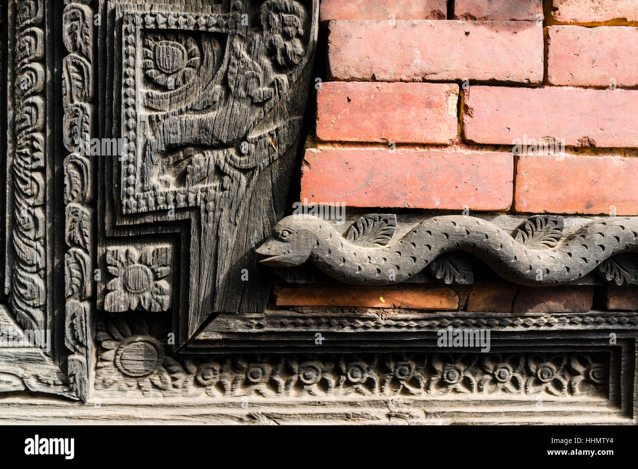 Kunstvoll geschnitzte hölzerne Detail mit Schlange, Gorakhnath Tempel, Gorkha, Distrikt Gorkha, Nepal Stockfoto