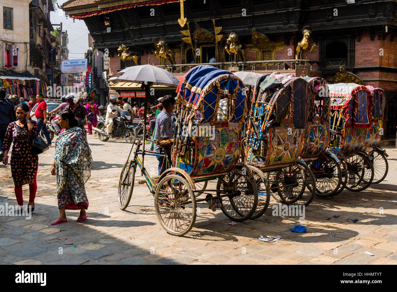 Fahrrad-Rikshaws auf Indra Chowk vor Akash Bhairab Tempel, Kathmandu, Bezirk von Kathmandu, Nepal Stockfoto