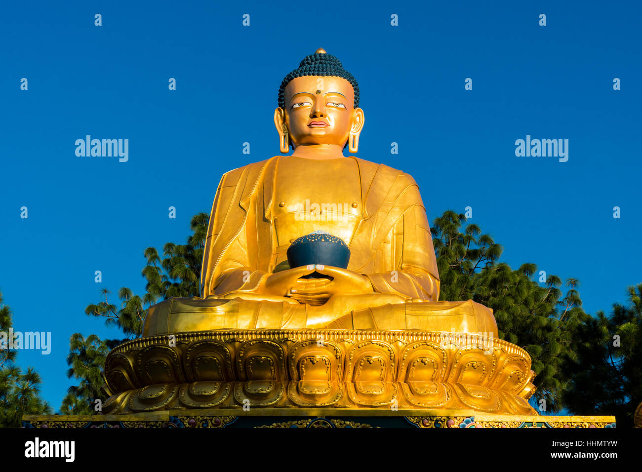 Große goldene Statue des Shakyamuni Buddha auf Rückseite Swayambhunath Tempel, Kathmandu, Nepal Stockfoto