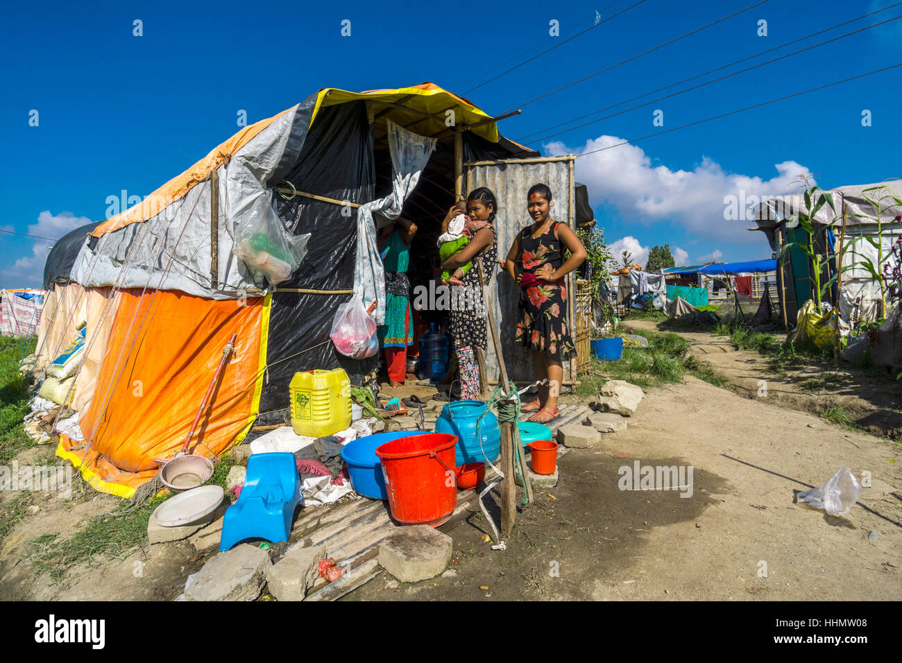 Zwei Frauen, eine Tragetasche Baby stehen vor Zelt, Lager für Menschen, die Häuser in 2015 Erdbeben, Boudha Vorort verloren Stockfoto