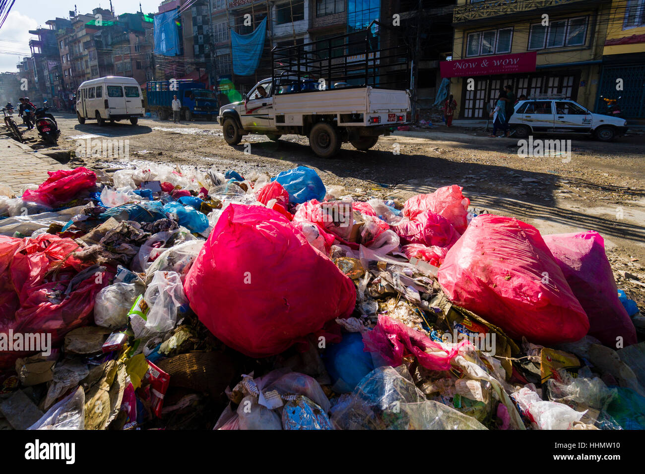 Müll stapelten sich neben viel befahrenen Straße in Bouda Vorort, Kathmandu, Nepal Stockfoto