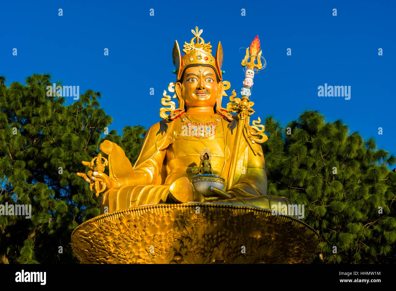 Große goldene Statue von Padmasambhava an Rückseite Swayambhunath Tempel, Kathmandu, Nepal Stockfoto