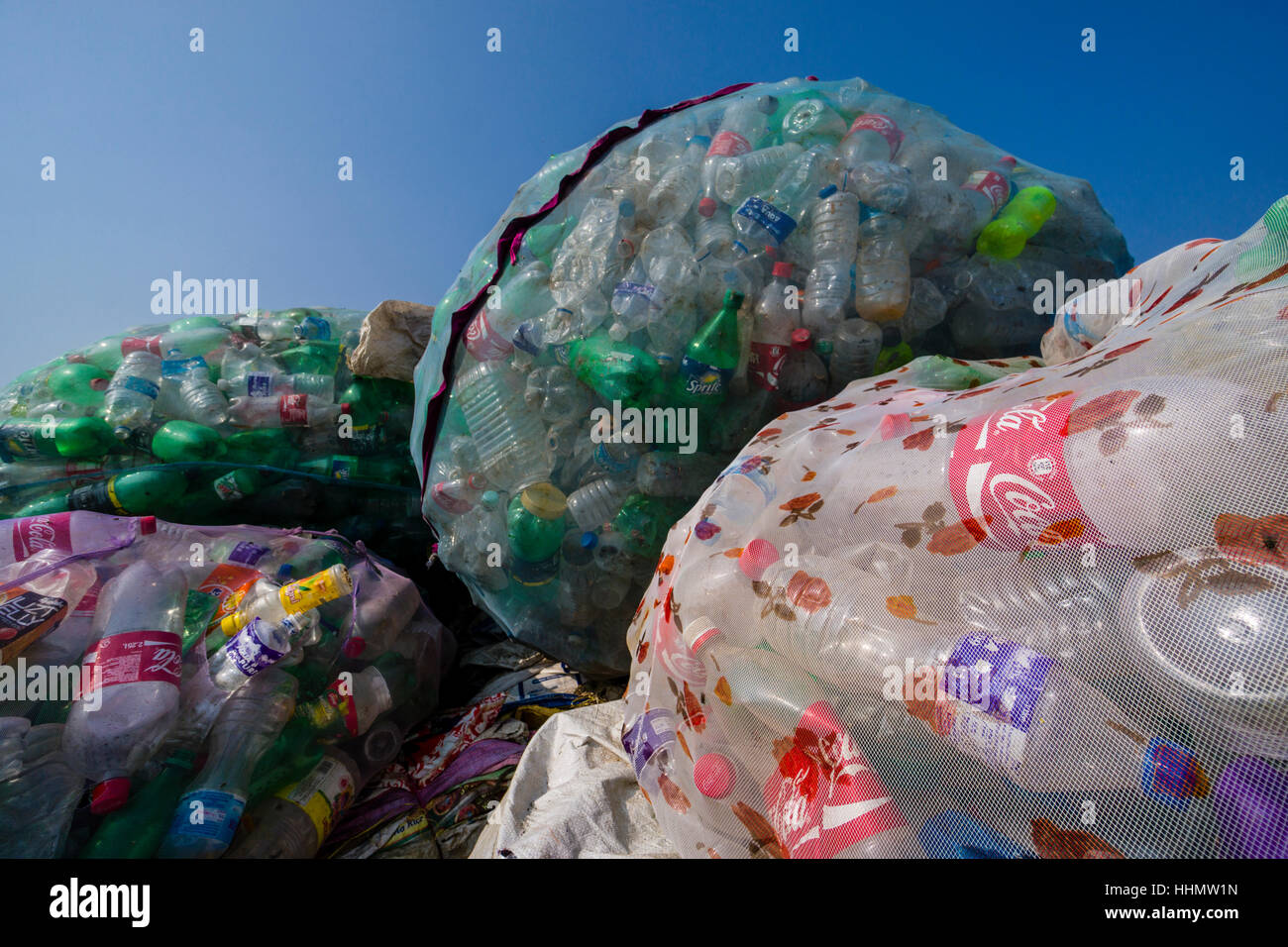Große Netze voll von leeren Plastikflaschen für recycling, Kathmandu, Nepal Stockfoto