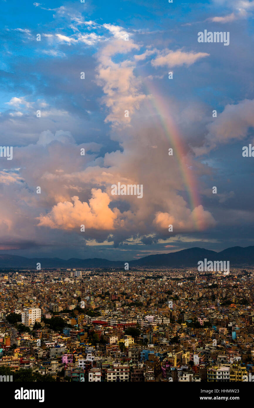 Luftaufnahme von Swayambhunath Tempel, Häuser in der Stadt, Gewitterwolken, Regenbogen, Kathmandu, Bezirk von Kathmandu, Nepal Stockfoto