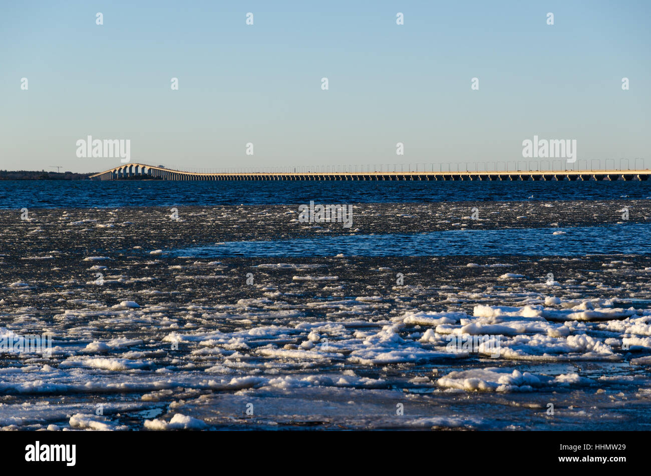 Winter-Blick an der Öland-Brücke verbindet die Insel Öland mit dem Festland Schweden Stockfoto