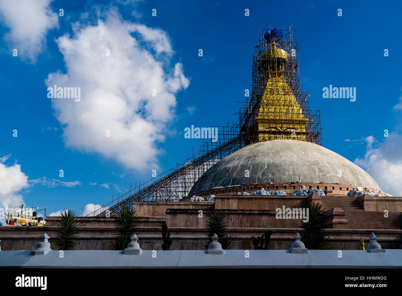 Gerüst rund um den oberen Teil des Boudhanath, Boudha Stupa, Wiederherstellung nach Beschädigungen von 2015 Erdbeben, Kathmandu Stockfoto
