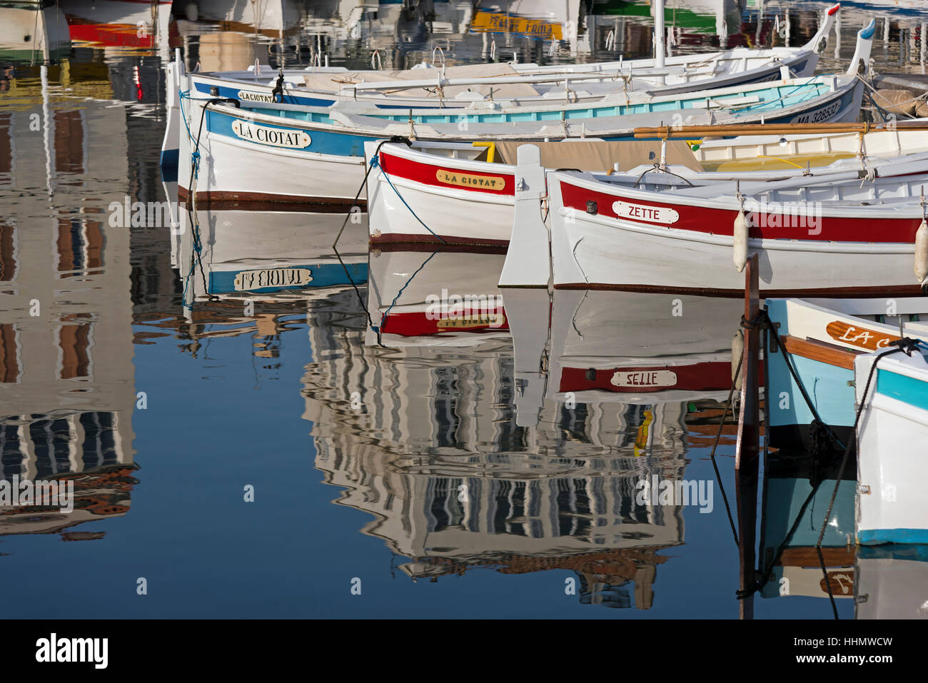 Boote im Hafen mit Reflexionen von Gebäuden, La Ciotat, Provence-Alpes-Côte d ' Azur, Frankreich Stockfoto
