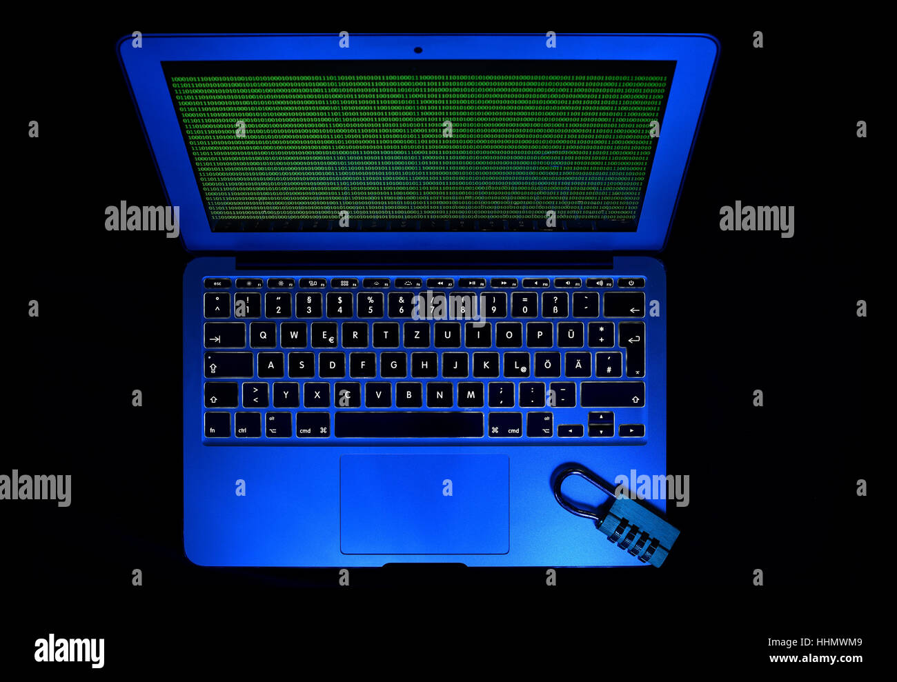 Laptop, Computer hacking, symbolisches Bild, Cybercrime, Datenschutz Stockfoto