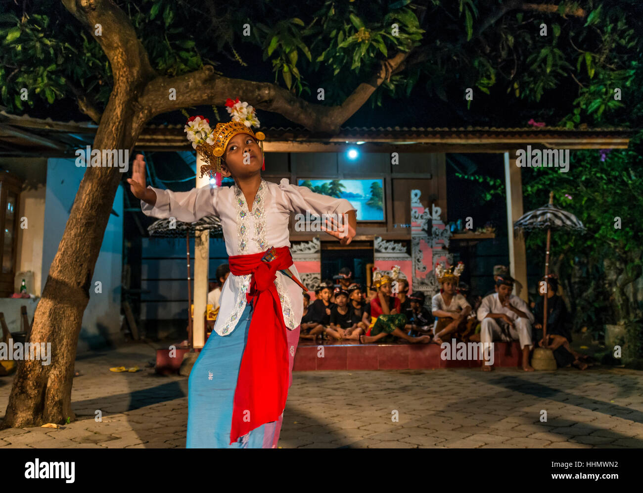 Balinesische Mädchen tanzen, traditionelle Tanz- und Kleidung, Kecamatan Buleleng, Bali, Indonesien Stockfoto