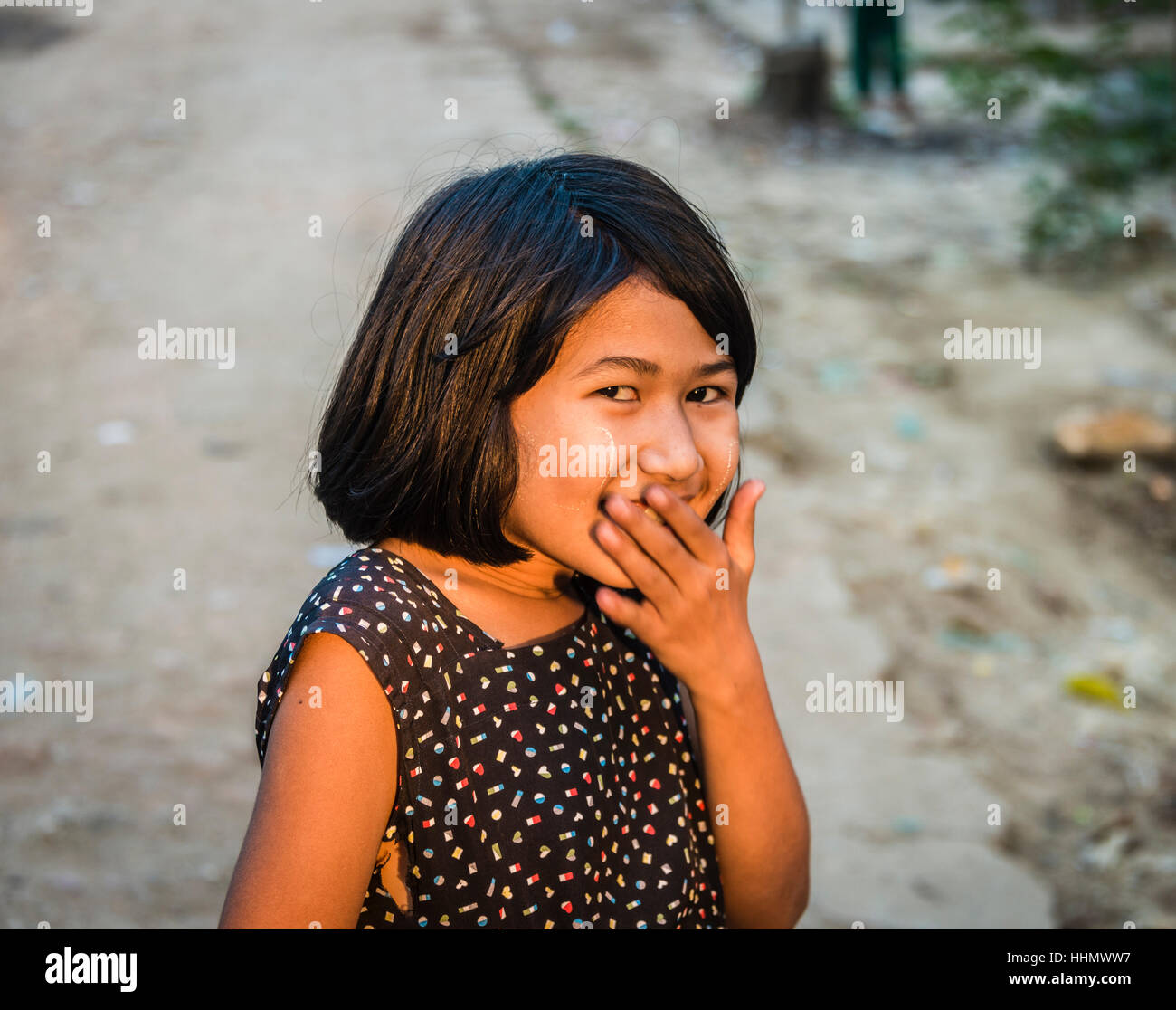 Kleine einheimische Mädchen lächelt verschmitzt, Porträt, Yangon, Myanmar Stockfoto