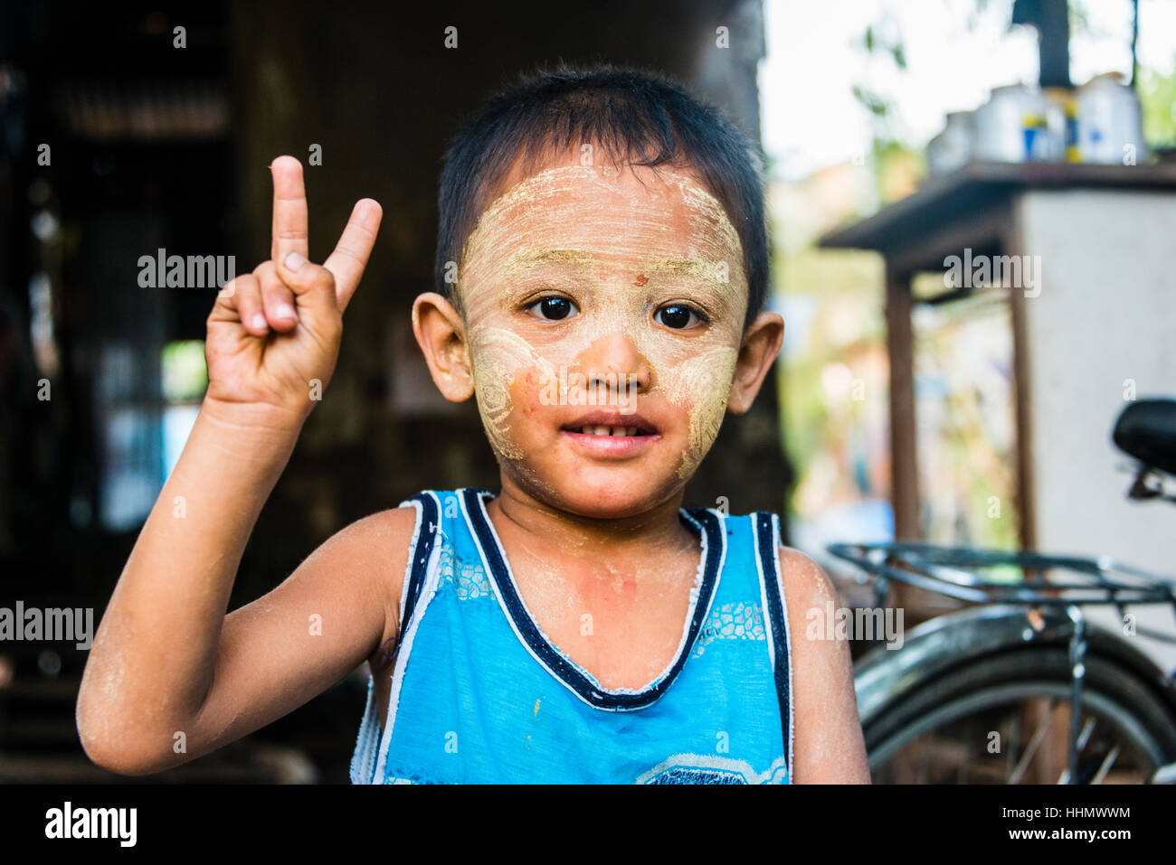 Kleinen einheimischen jungen posieren, Victory-Zeichen, V-Zeichen, Frieden, Porträt, Yangon, Myanmar Stockfoto