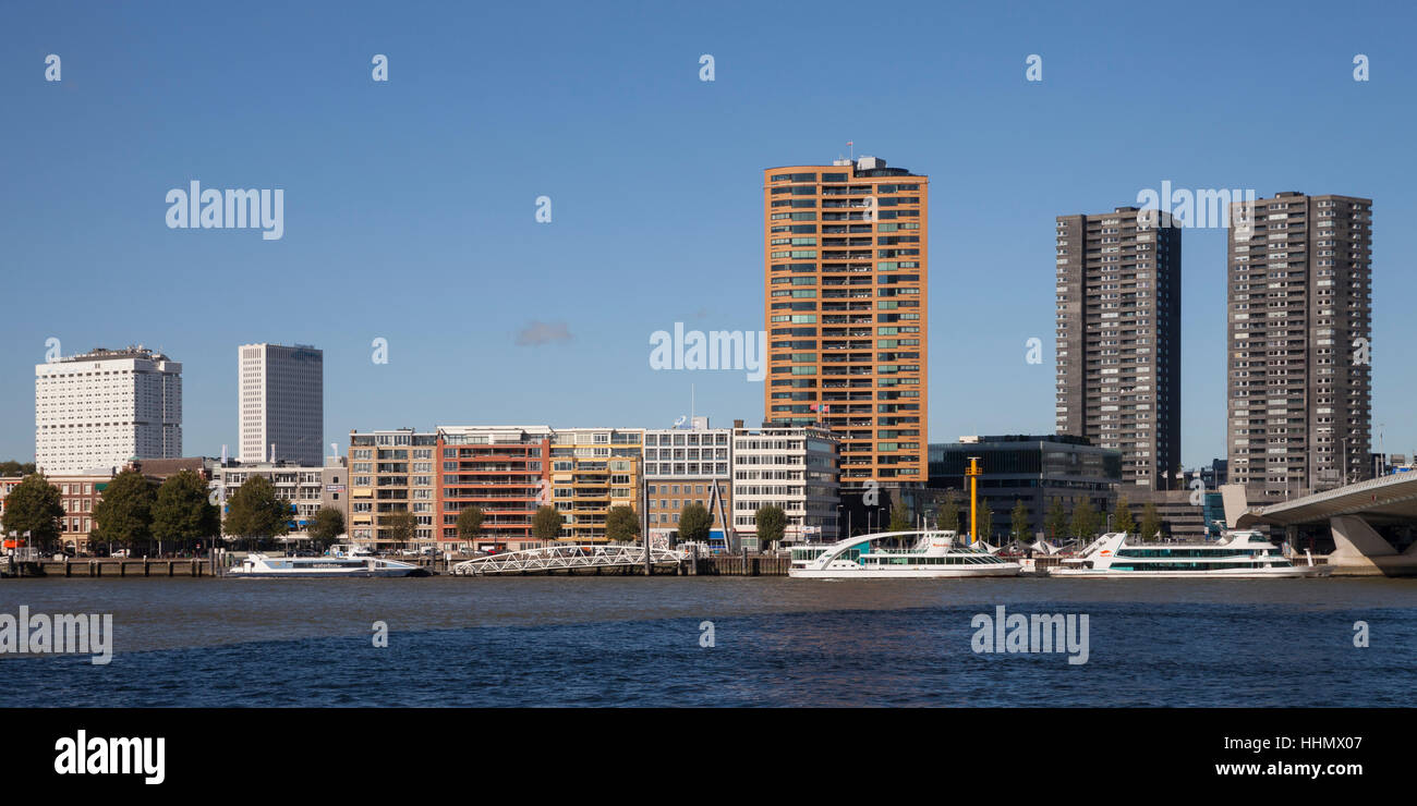 Wolkenkratzer und Pier am Kai, Fluss Nieuwe Maas, Rotterdam, Holland, Niederlande Stockfoto