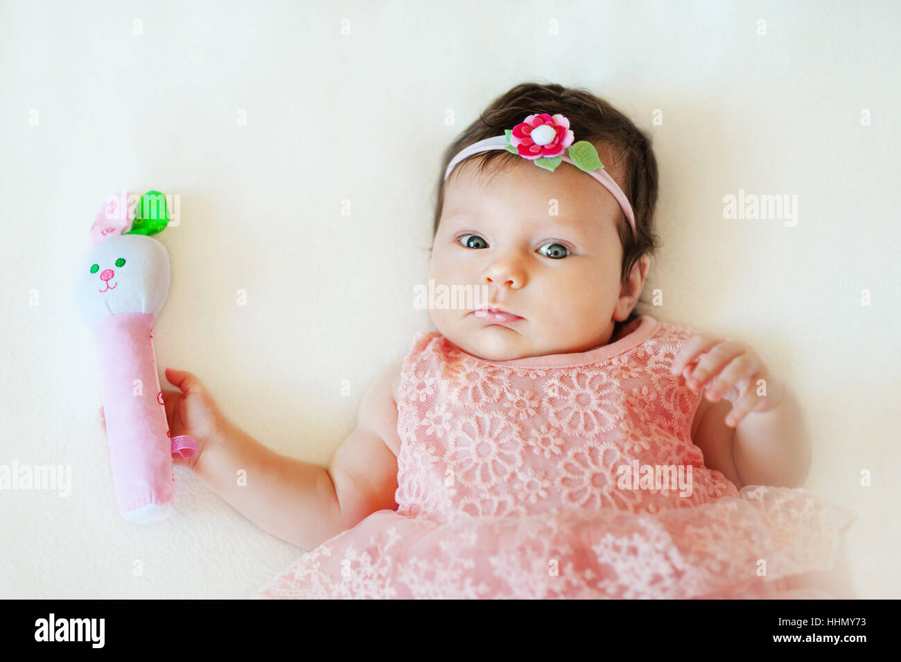 zwei Monate niedlichen Babymädchen mit Rassel Stockfoto