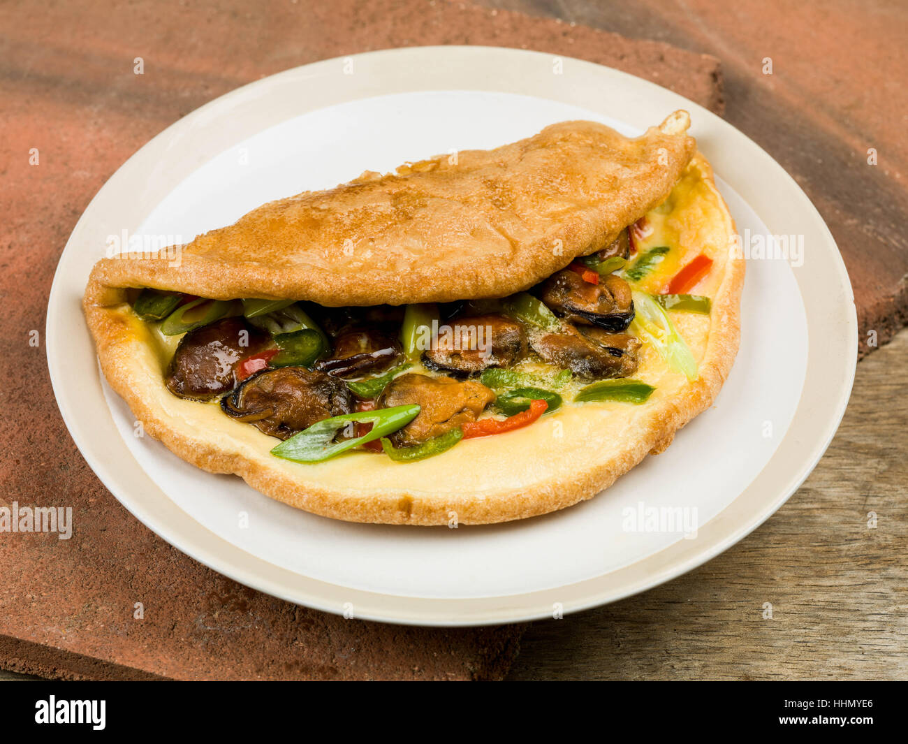 Traditionellen Thai-Stil Muschel Frühstück Omelett mit Chili und Zwiebeln Stockfoto