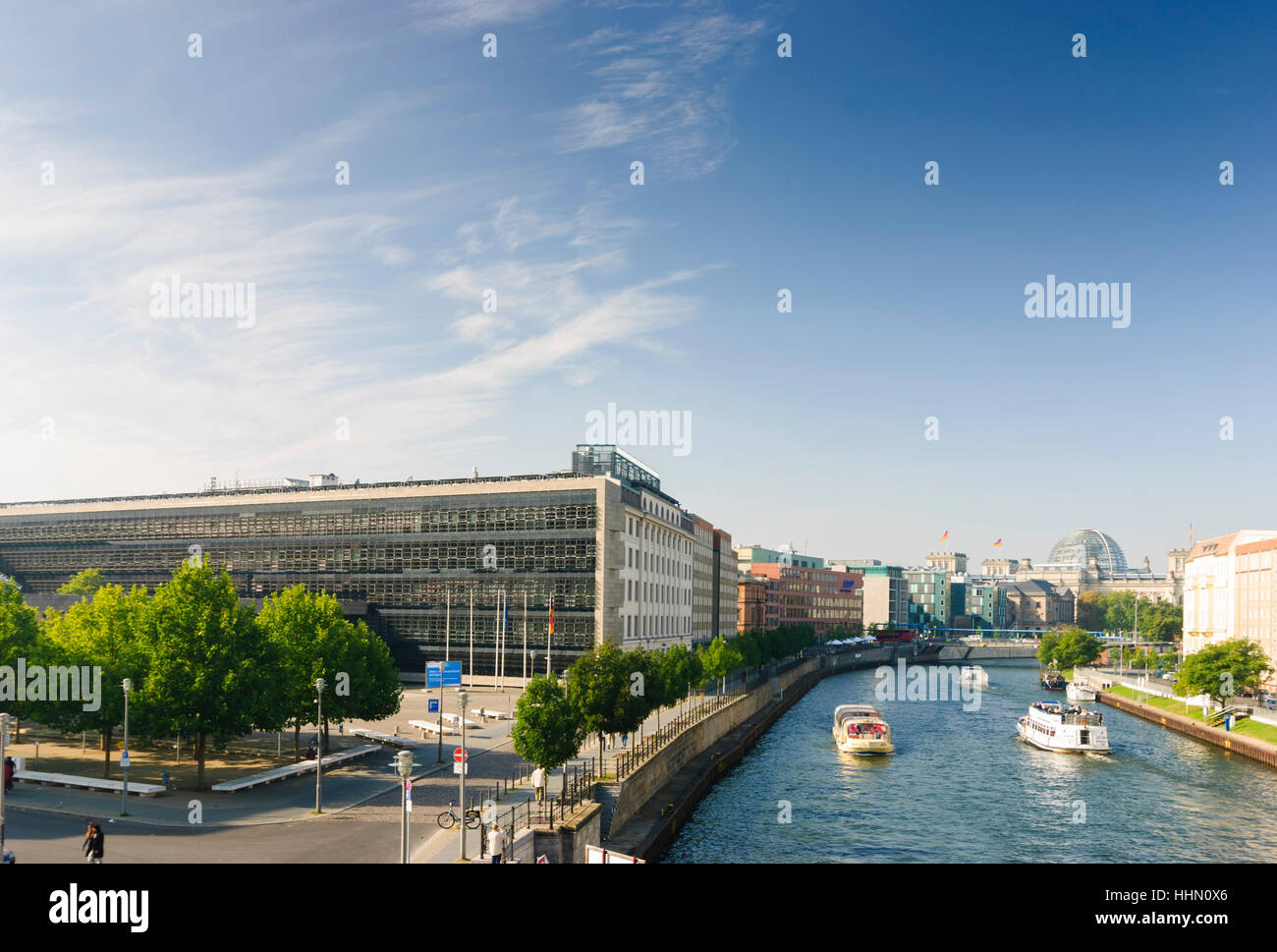 Berlin: Presse- und Informationsamt der Bundesregierung (auf der linken Seite) und Reichstag auf der Spree, Berlin, Deutschland Stockfoto