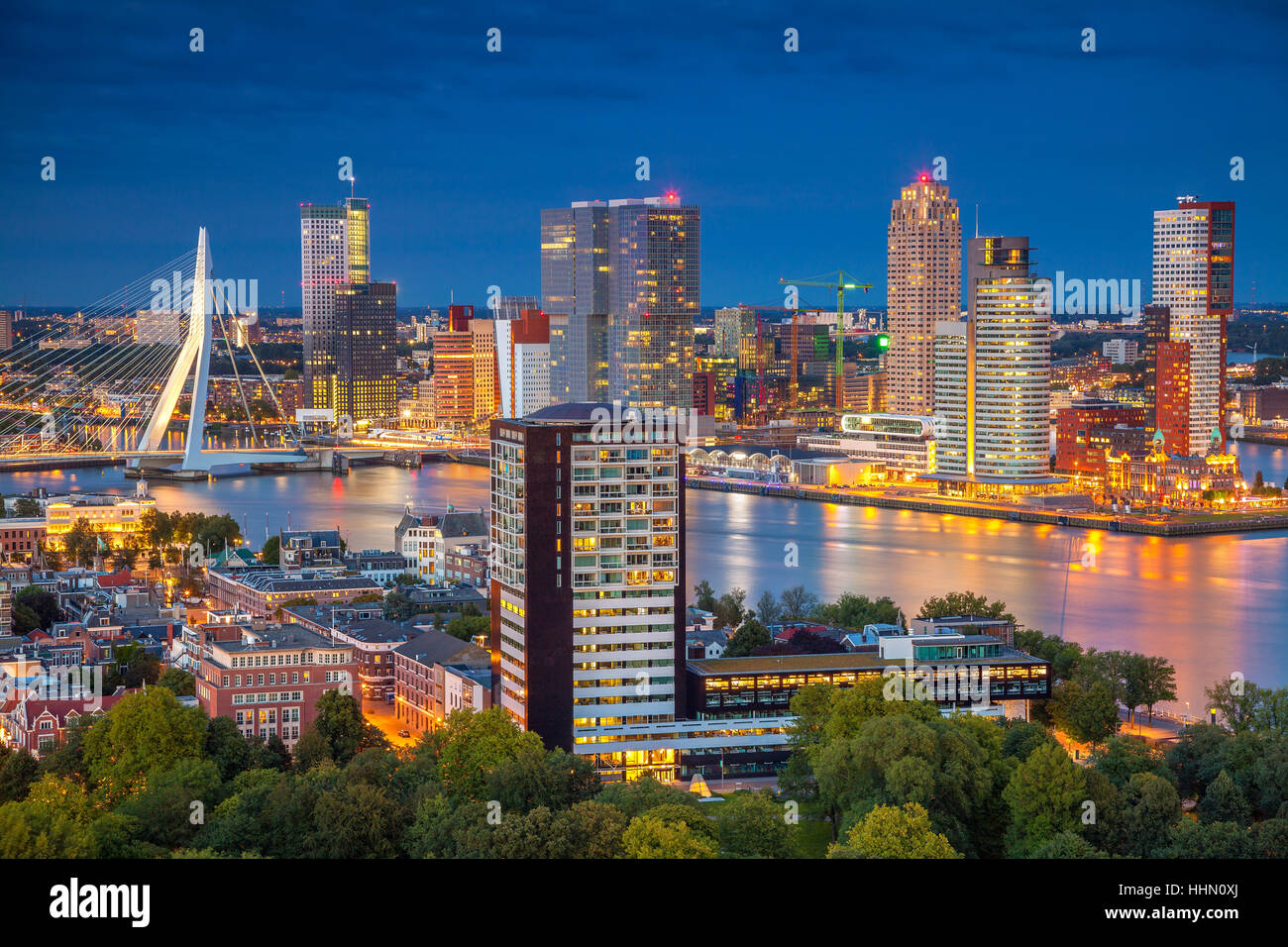 Rotterdam. Stadtbild Bild von Rotterdam, Niederlande während der blauen Dämmerstunde. Stockfoto