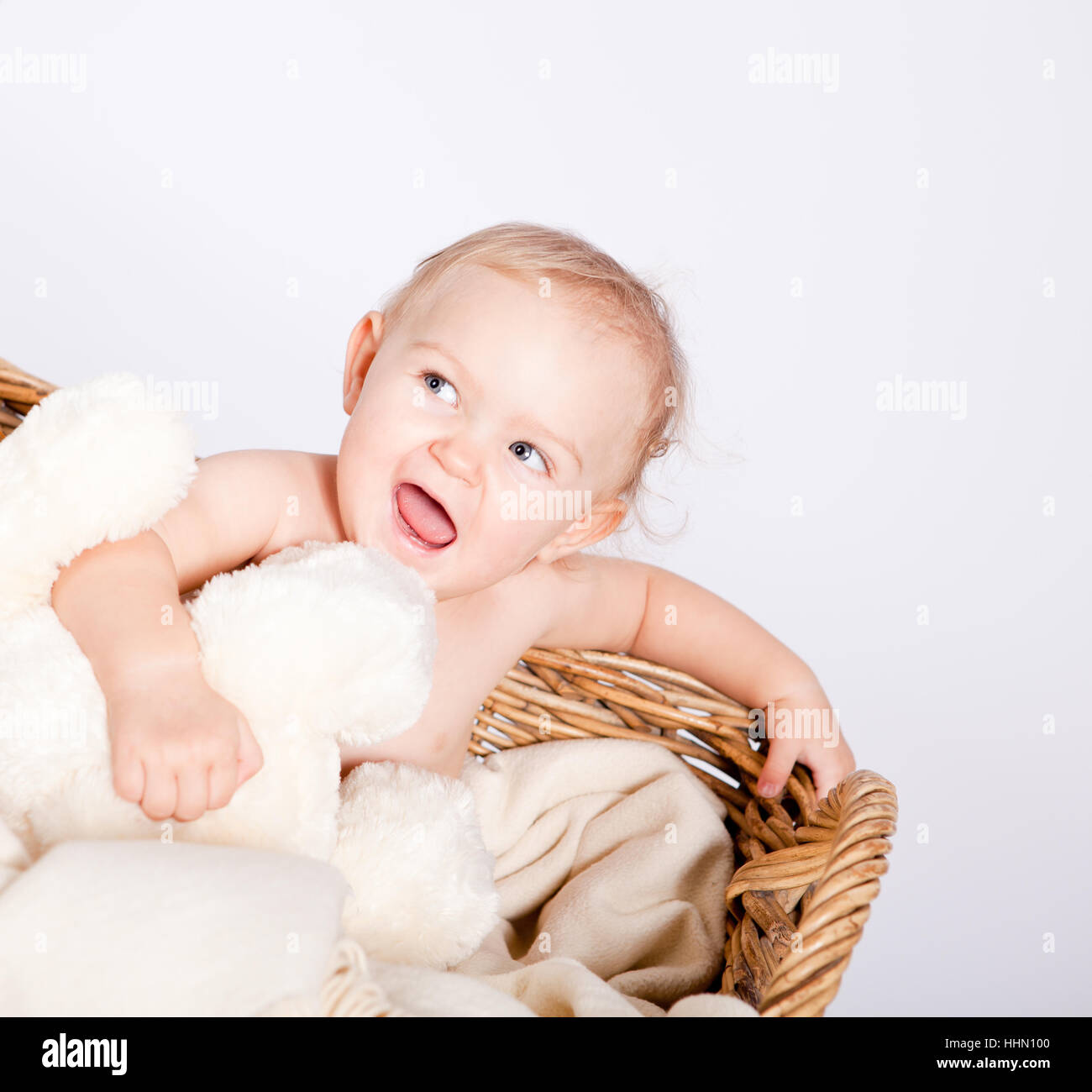 Kleines Baby Art erschienene in Einem Korb Mit Einer Windel Vor Weißem hintergrund Stockfoto