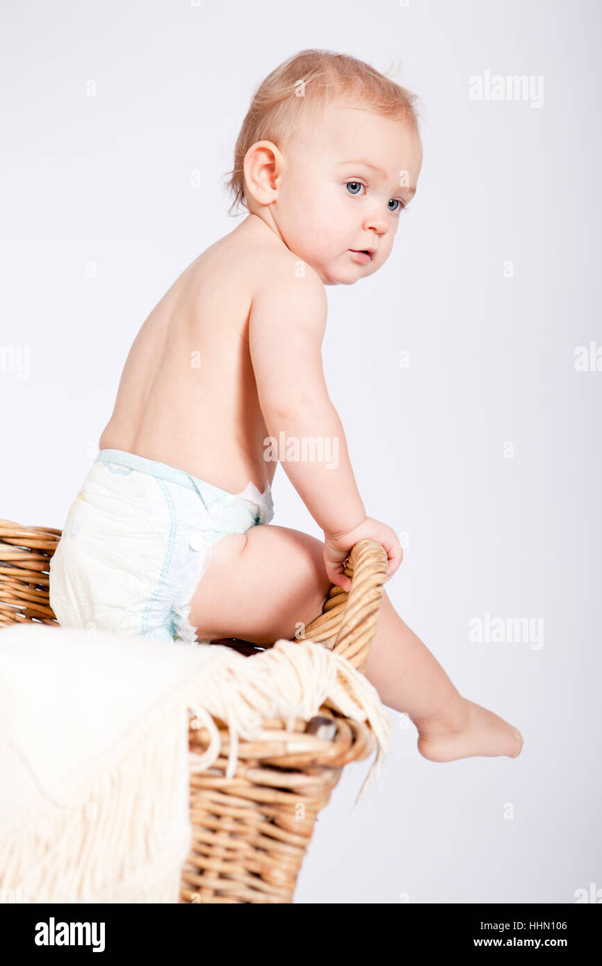 Kleines Baby Art erschienene in Einem Korb Mit Einer Windel Vor Weißem hintergrund Stockfoto