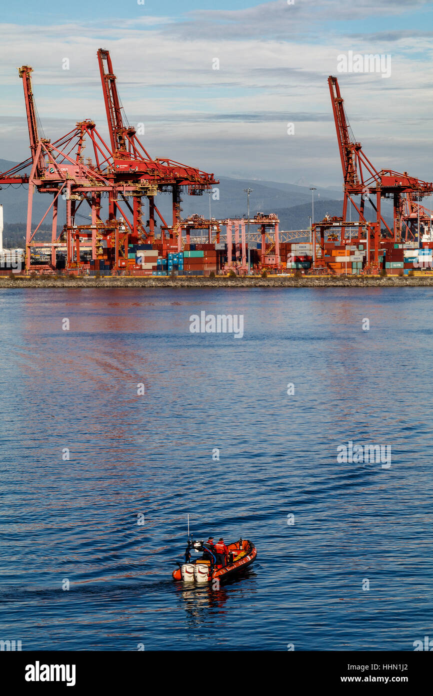 Kanada Küstenwache RIB Tierkreis mit Werft Containerkrane, Vancouver, Britisch-Kolumbien, Kanada. Stockfoto