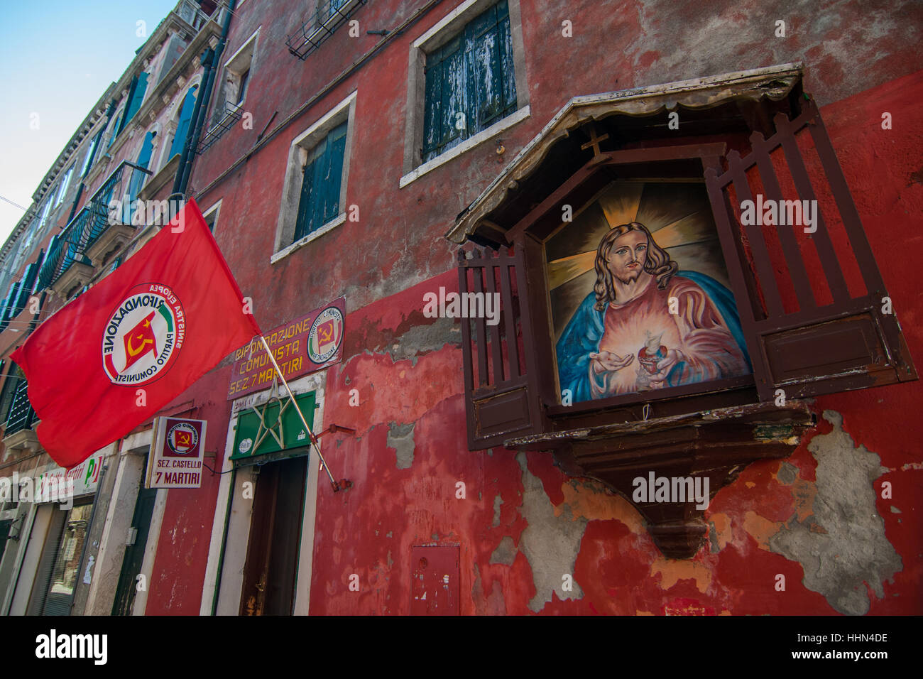 Ein Votiv Schrein in Venedig. Die Votiv Schreine in Venedig zum ersten Mal in der Geschichte wurden als Straßenlaterne an entscheidenden Stellen der Straßen verwendet. Stockfoto