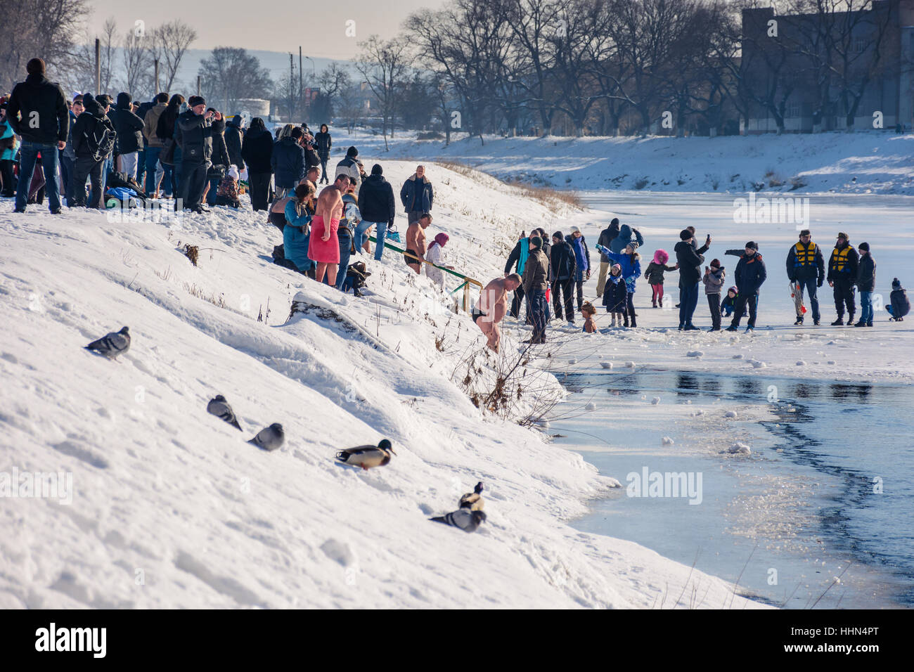 UZHGOROD, UKRAINE - 19. Januar 2017: Eis Schwimmen im griechisch-katholischen Gemeindemitglied am Dreikönigstag Stockfoto