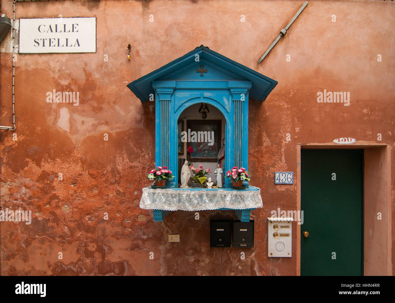 Ein Votiv Schrein in Venedig. Die Votiv Schreine in Venedig zum ersten Mal in der Geschichte wurden als Straßenlaterne an entscheidenden Stellen der Straßen verwendet. Stockfoto