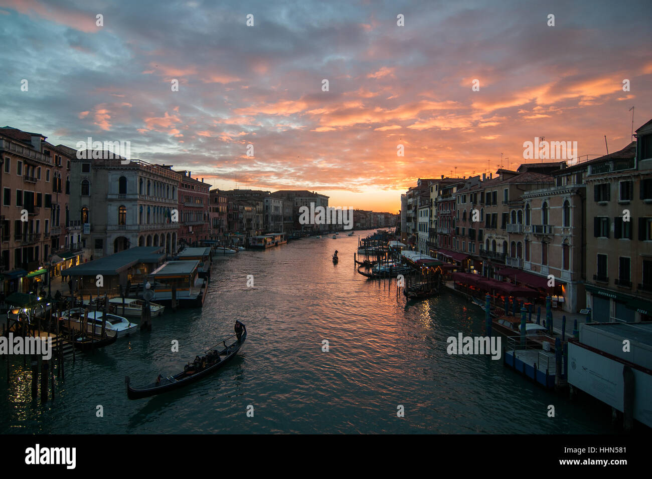 Blick auf den Sonnenuntergang der Canal Grande vom Rialto-Brücke in Venedig Stockfoto