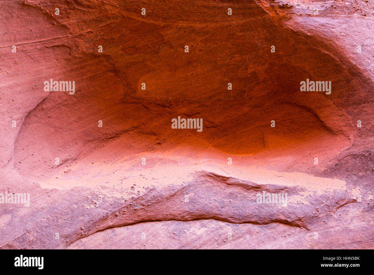 Eine kleine erodierten Sandstein Alkoven geschnitzt in die Seite des Spooky Slot Canyon. Grand Staircase-Escalante National Monument in Utah Stockfoto