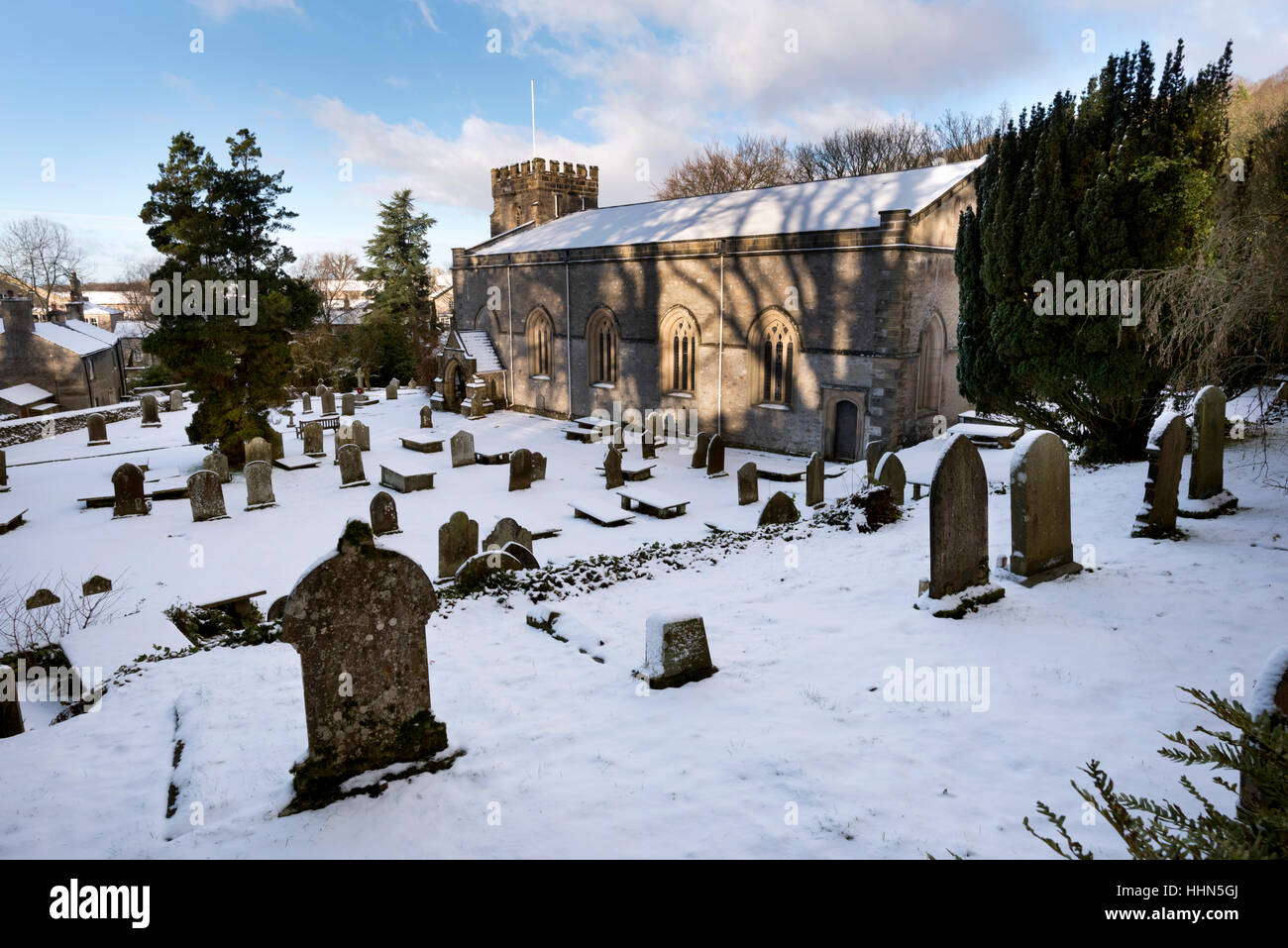 Ein Winter-Blick auf die Kirche von St. James, Clapham, North Yorkshire, UK Stockfoto