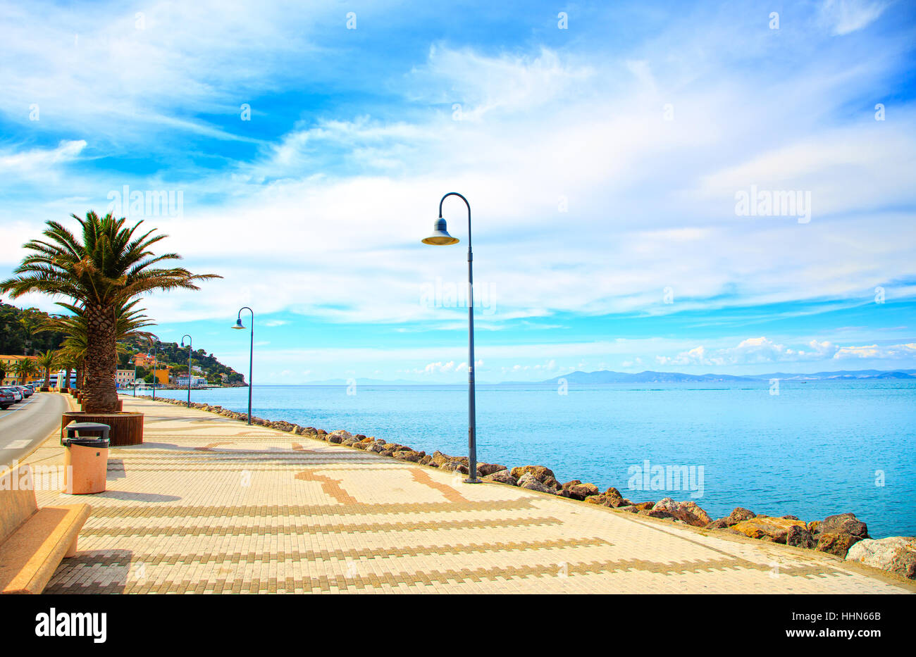 Die Promenade direkt am Meer oder Esplanade in Porto Santo Stefano Hafen, Monte Argentario, Toskana, Italien. Stockfoto
