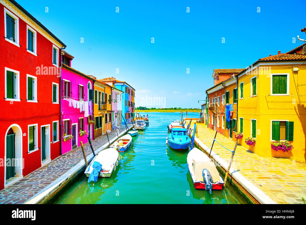 Wahrzeichen von Venedig, Burano Insel Kanal, bunte Häuser und Boote, Italien. Langzeitbelichtung Fotografie Stockfoto