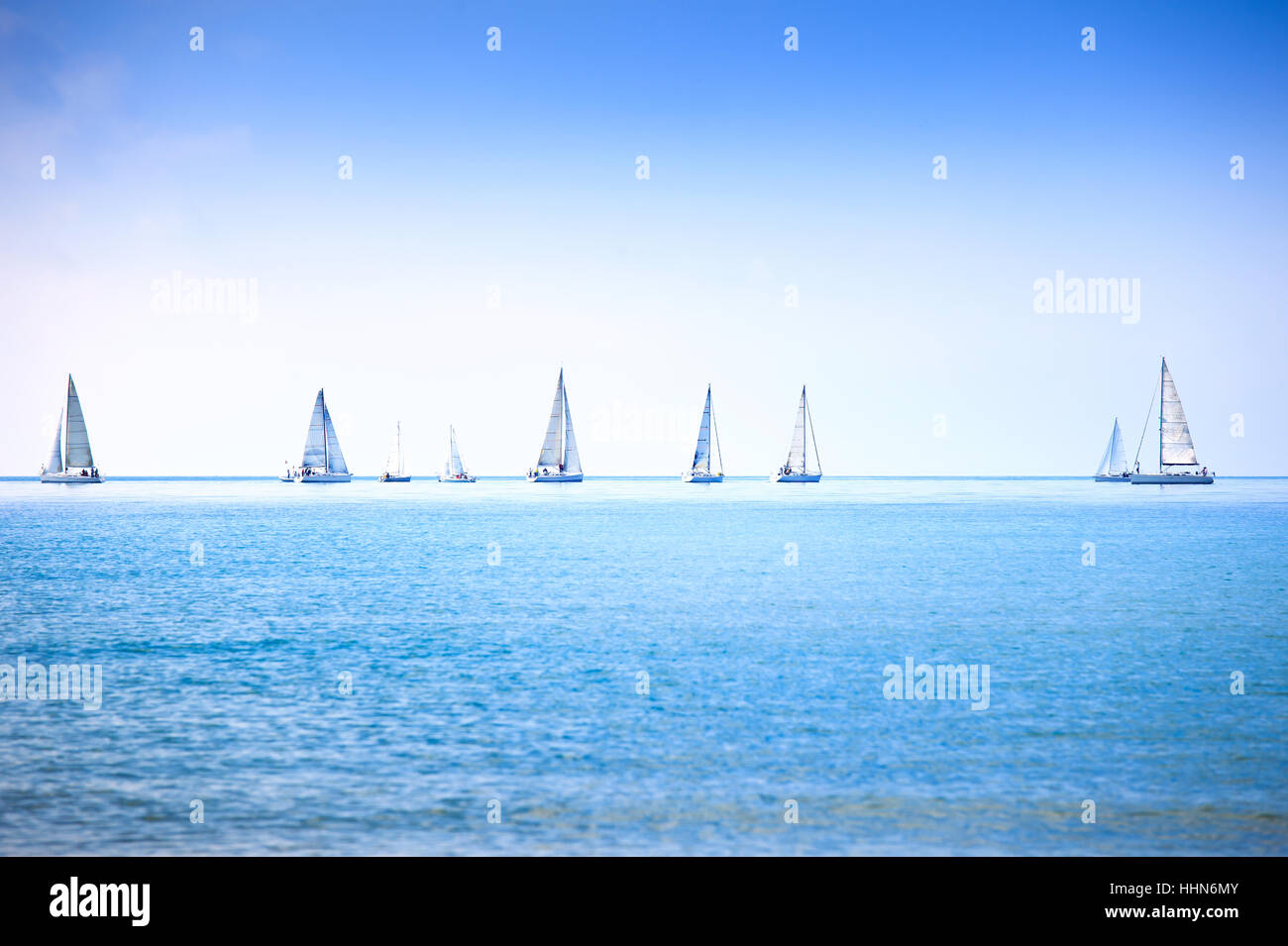 Segelboot Yacht oder Segelboot Gruppe Regatta-Rennen auf dem Meer oder Ozean Wasser. Panorama-Blick. Stockfoto
