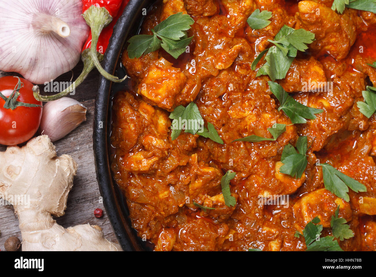 leckere Curry-Hühnerfilet mit Zutaten auf eine alte Tischplatte Ansicht Makro horizontale Stockfoto