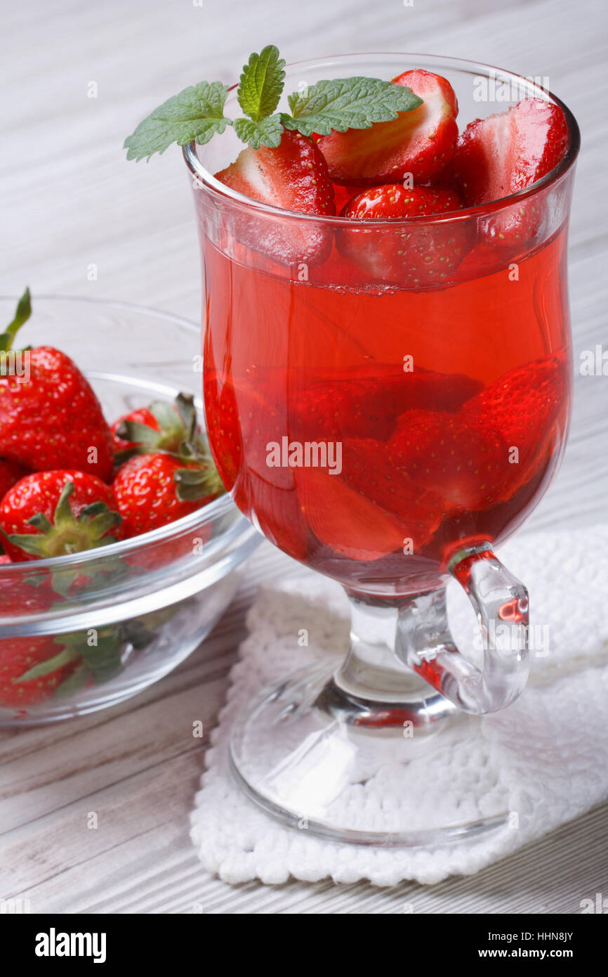 Köstliche Erdbeer duftenden Getränk auf die vertikale Tabelle closeup Stockfoto
