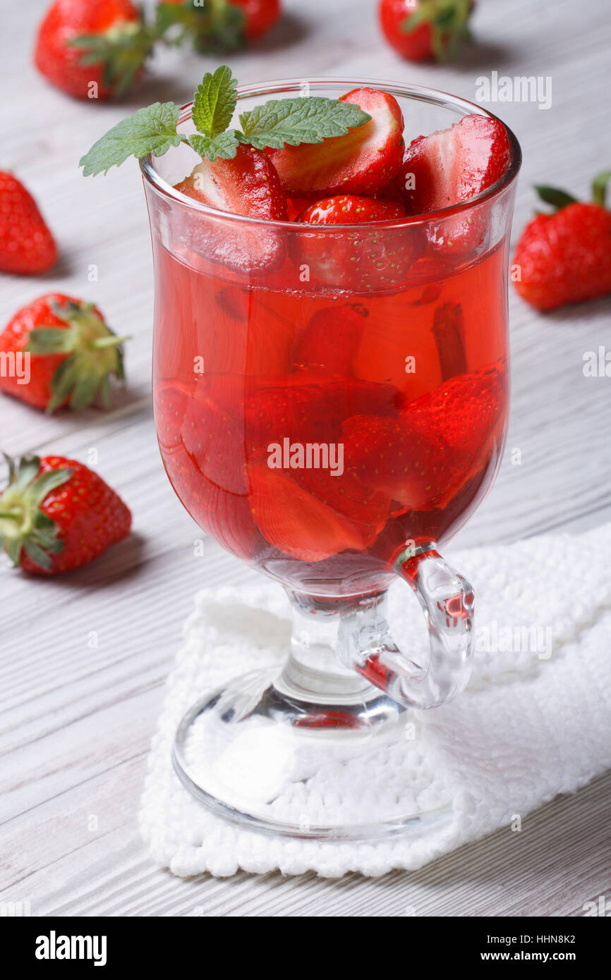 Leckeren cocktail auf der Tabelle Nahaufnahme vertikalen frischen Erdbeere Stockfoto
