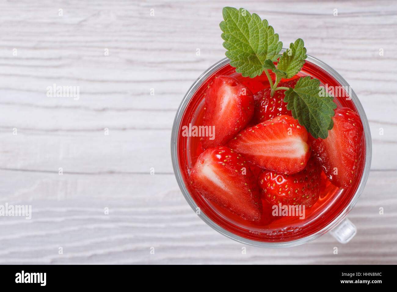 Köstliche frische Erdbeer Drink mit Minze hautnah auf der Tischplatte-Ansicht Stockfoto