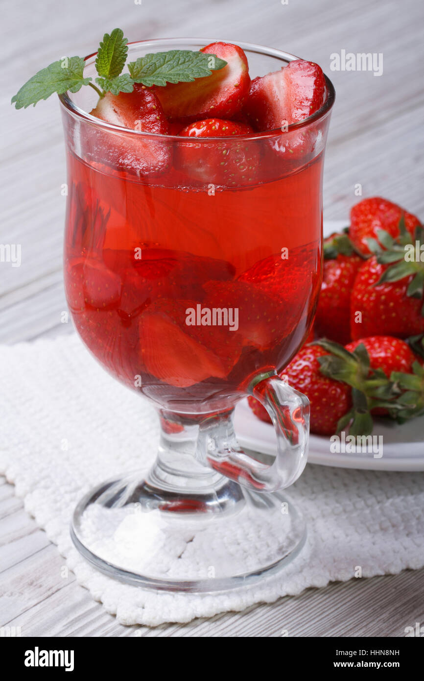 Leckeren frischen Erdbeere mit Minze auf den Tisch Closeup vertikale cocktail Stockfoto