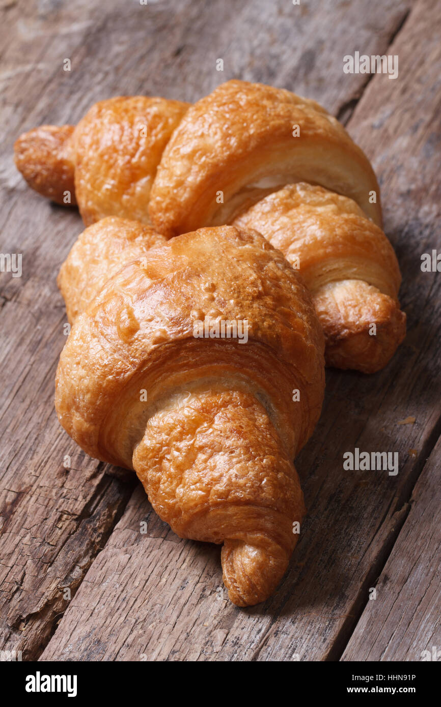 Zwei leckere frische Croissant Closeup auf vertikale Tabelle Stockfoto