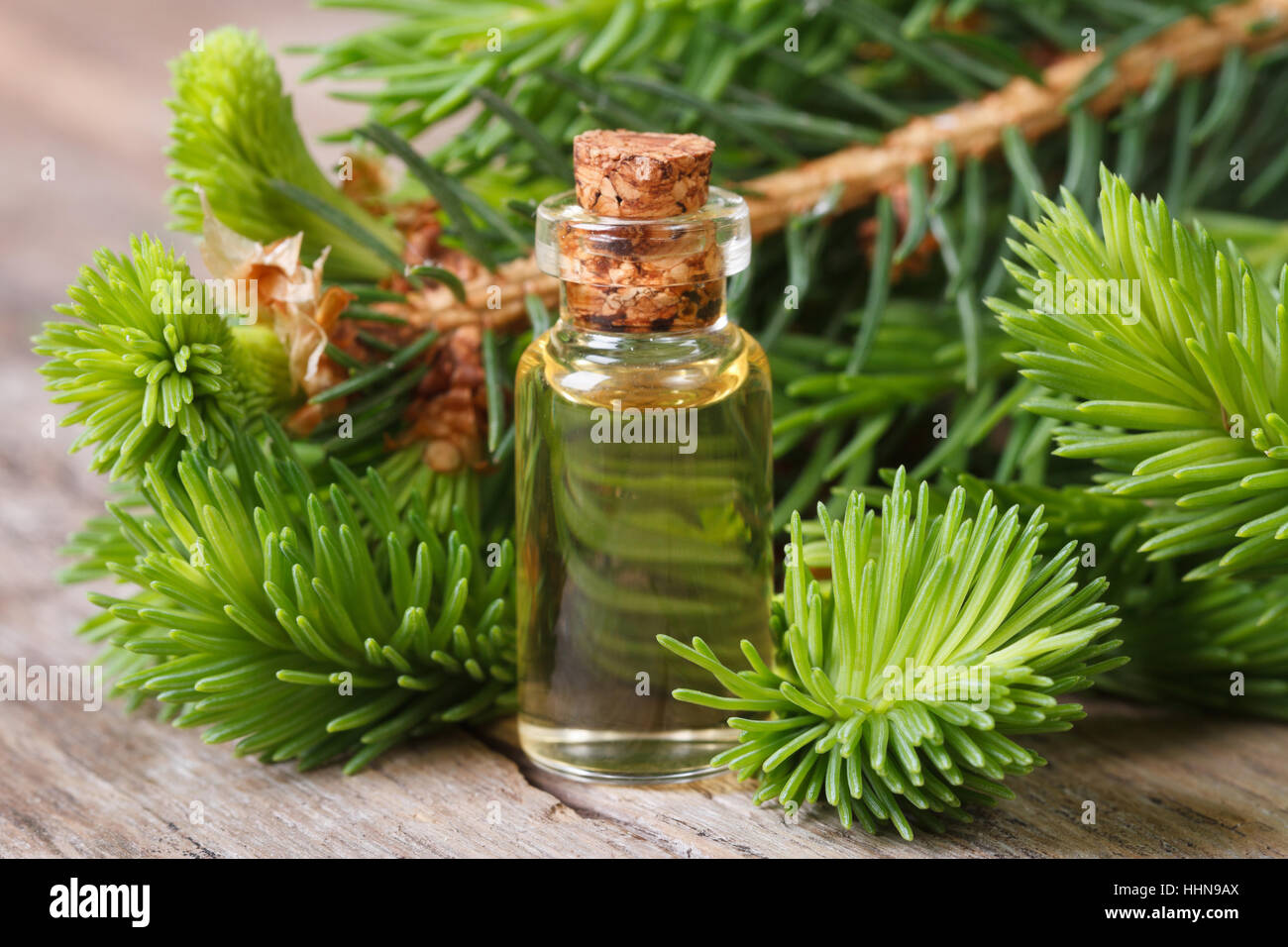 Wesentlichen Aromaöl Fichte Closeup auf einem Holztisch. horizontale Stockfoto