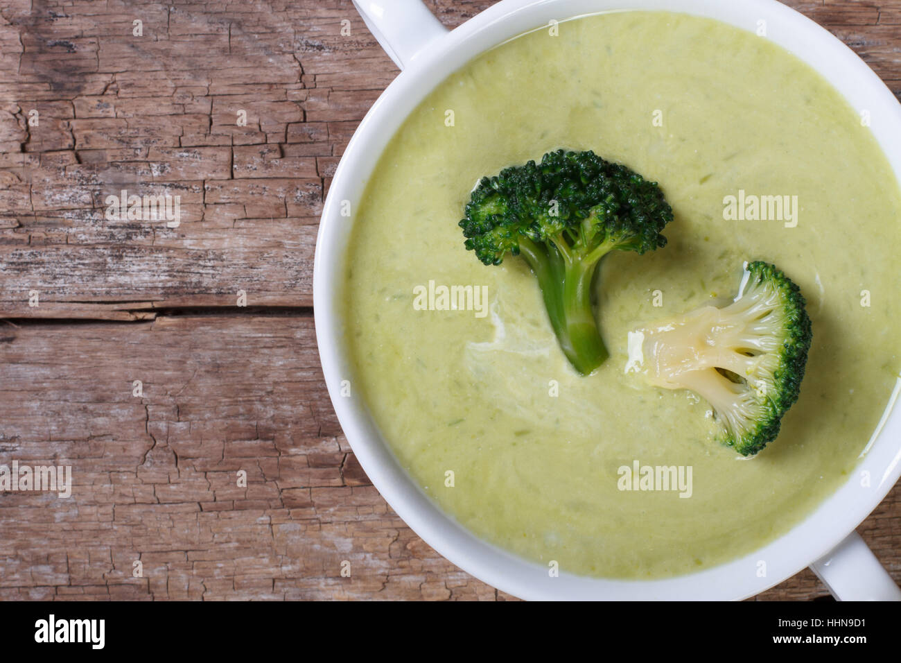 Rahmsuppe von Brokkoli auf dem alten Tisch. Horizontale Makro-Ansicht ...