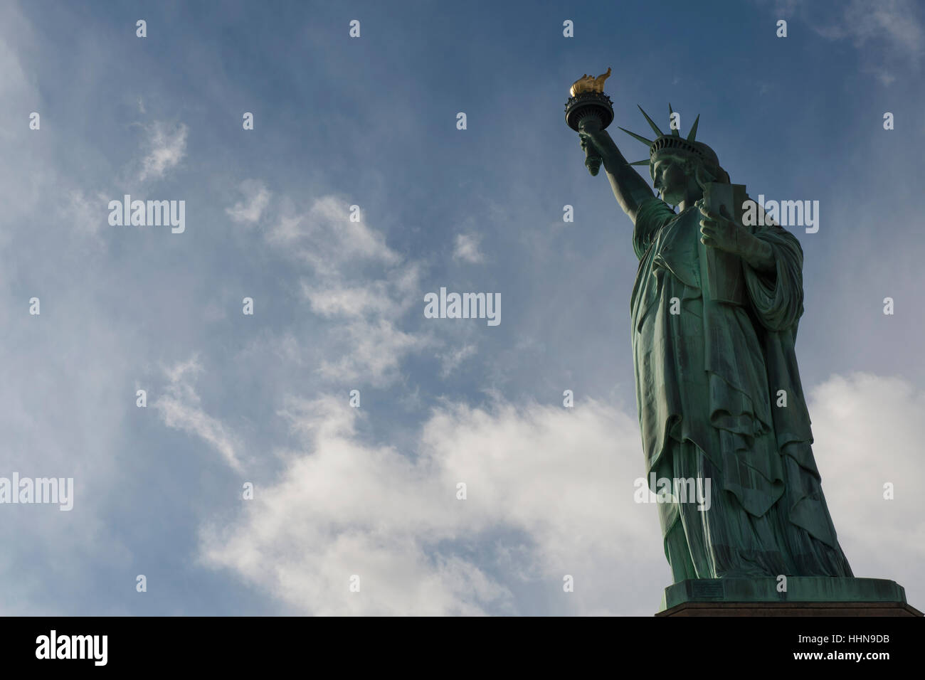 Seitlicher Blick auf die Freiheitsstatue auf Liberty Island im Hafen von New York. New York City, Vereinigte Staaten von Amerika. Stockfoto